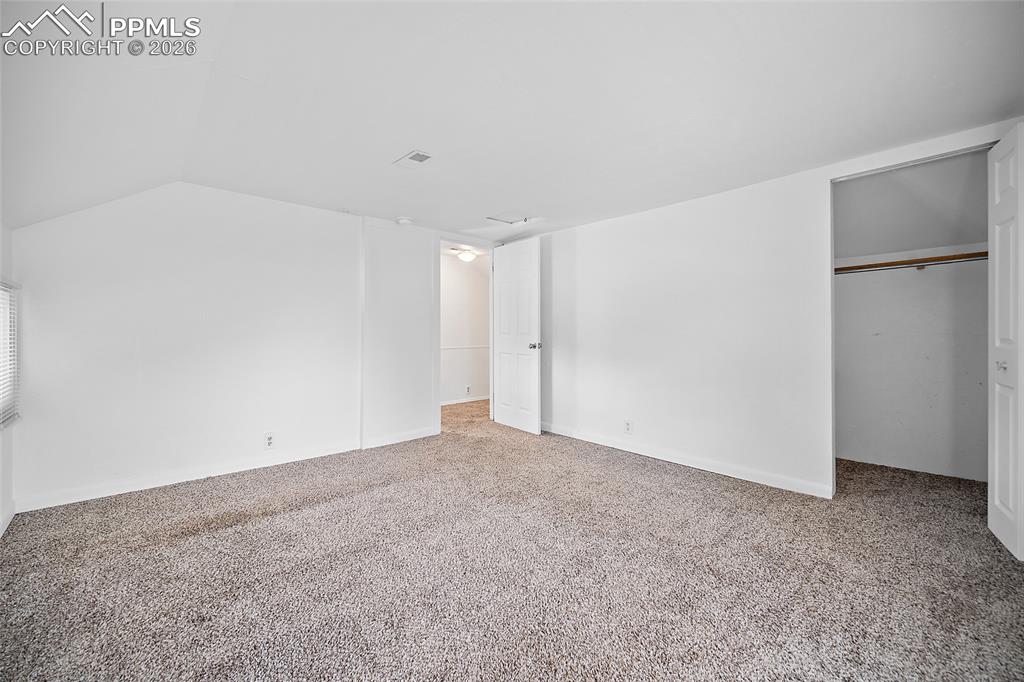 Image 24 of 32: Bedroom