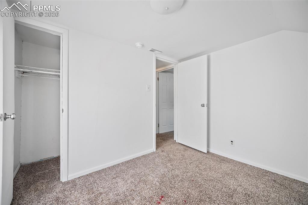 Image 26 of 32: Bedroom