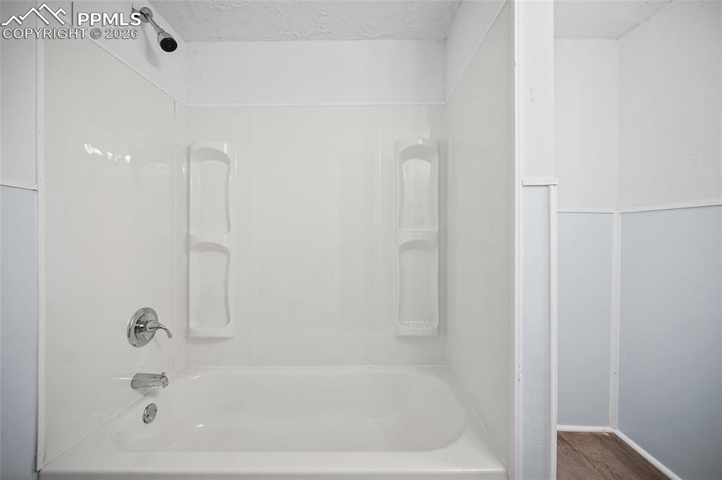 Image 30 of 32: Bathroom