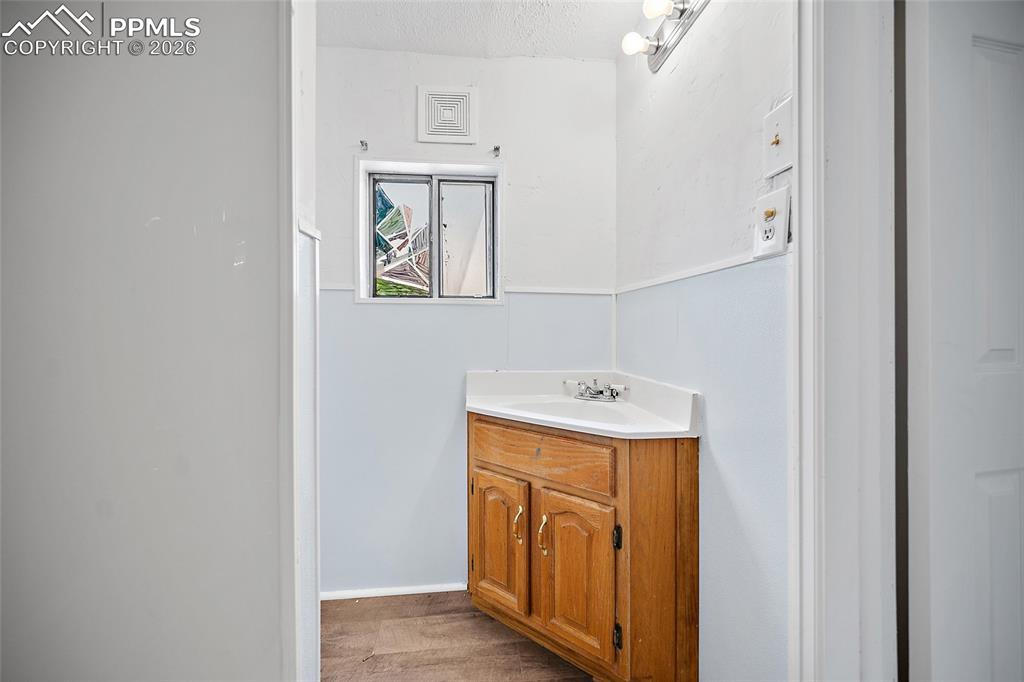 Image 31 of 32: Bathroom