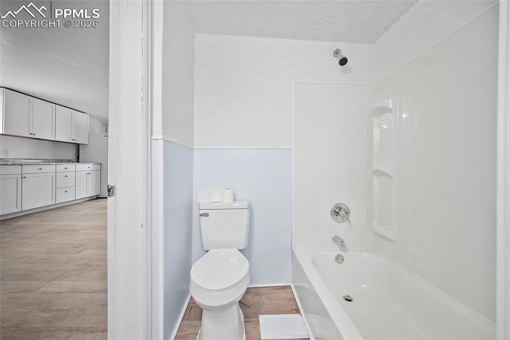 Image 32 of 32: Bathroom