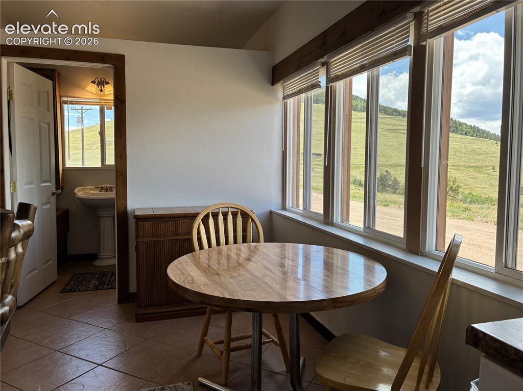 Image 17 of 23: Dining Area