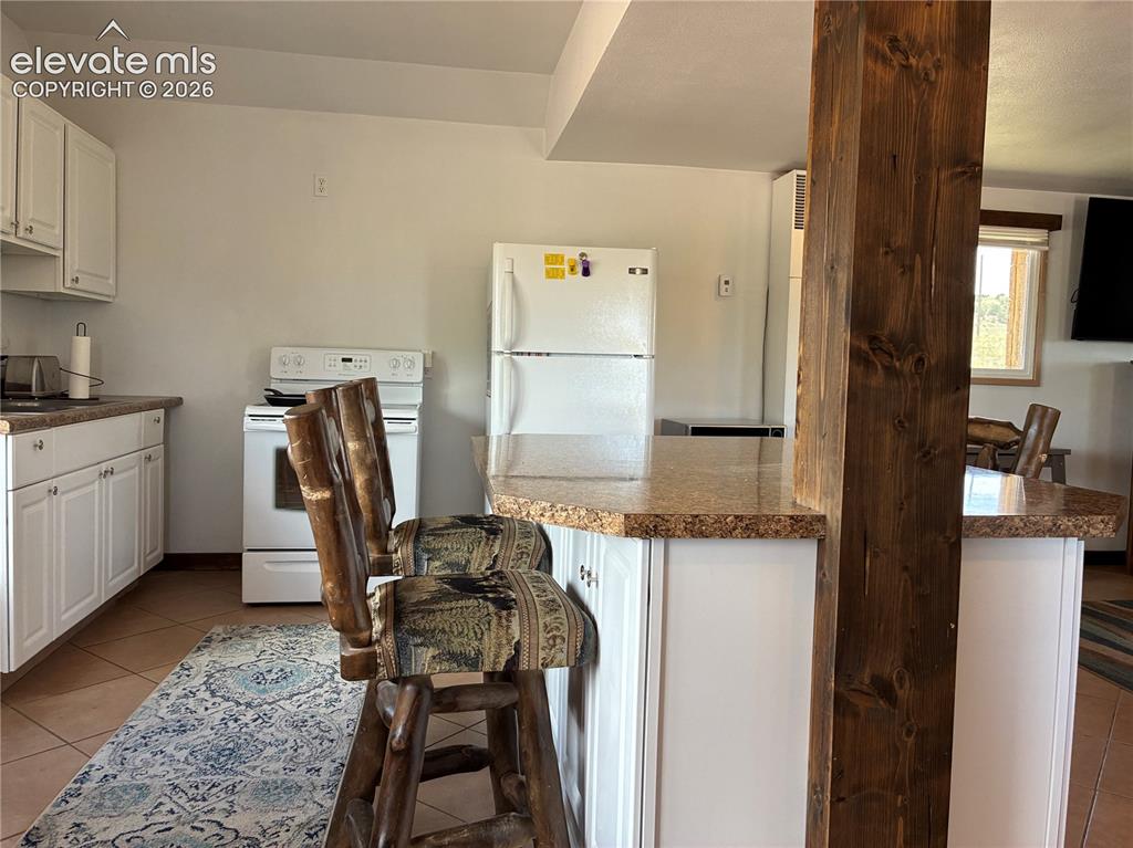 Image 21 of 23: Kitchen