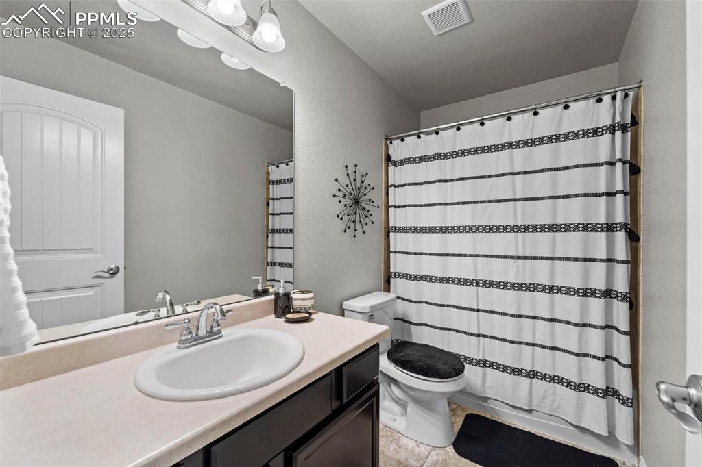 Image 18 of 29: Bathroom