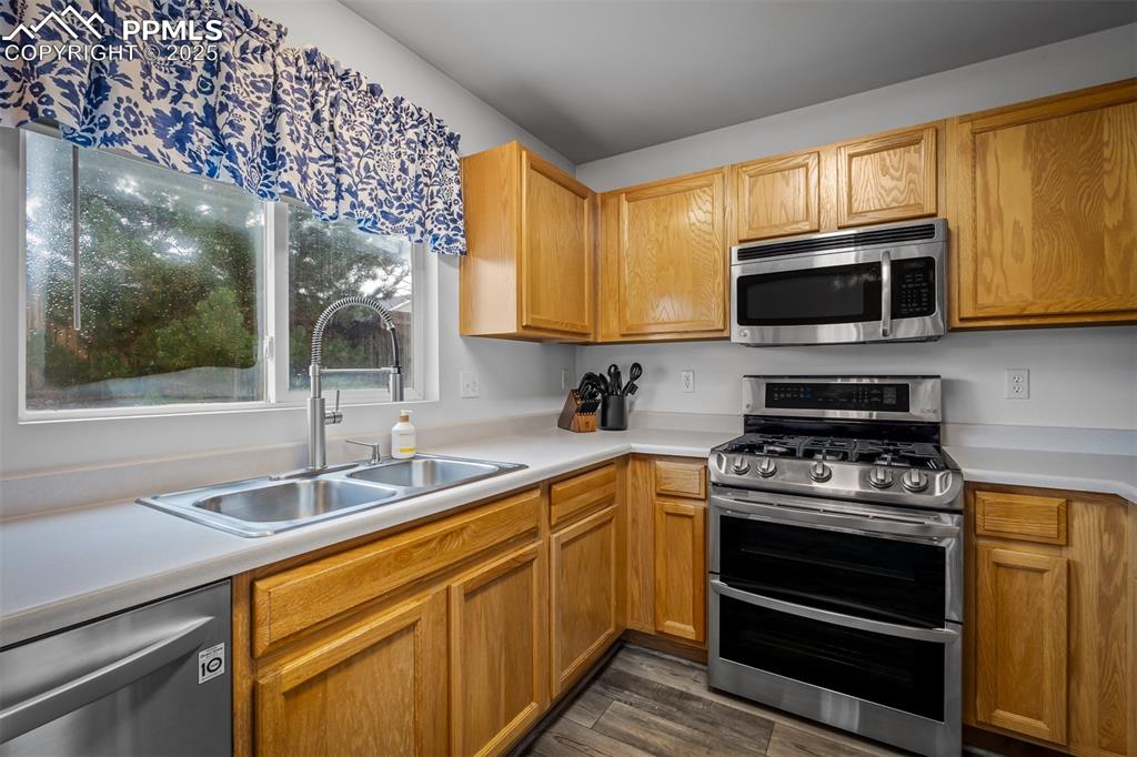 Image 10 of 35: Kitchen