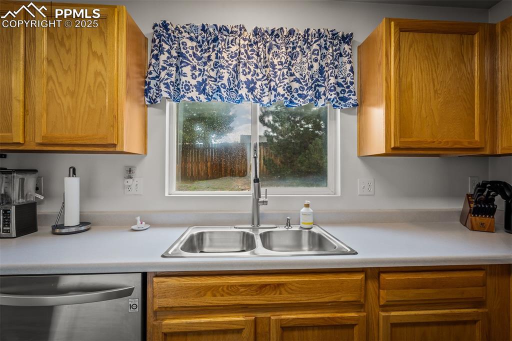 Image 14 of 35: Kitchen