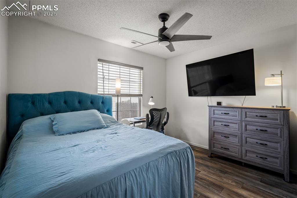 Image 18 of 35: Bedroom