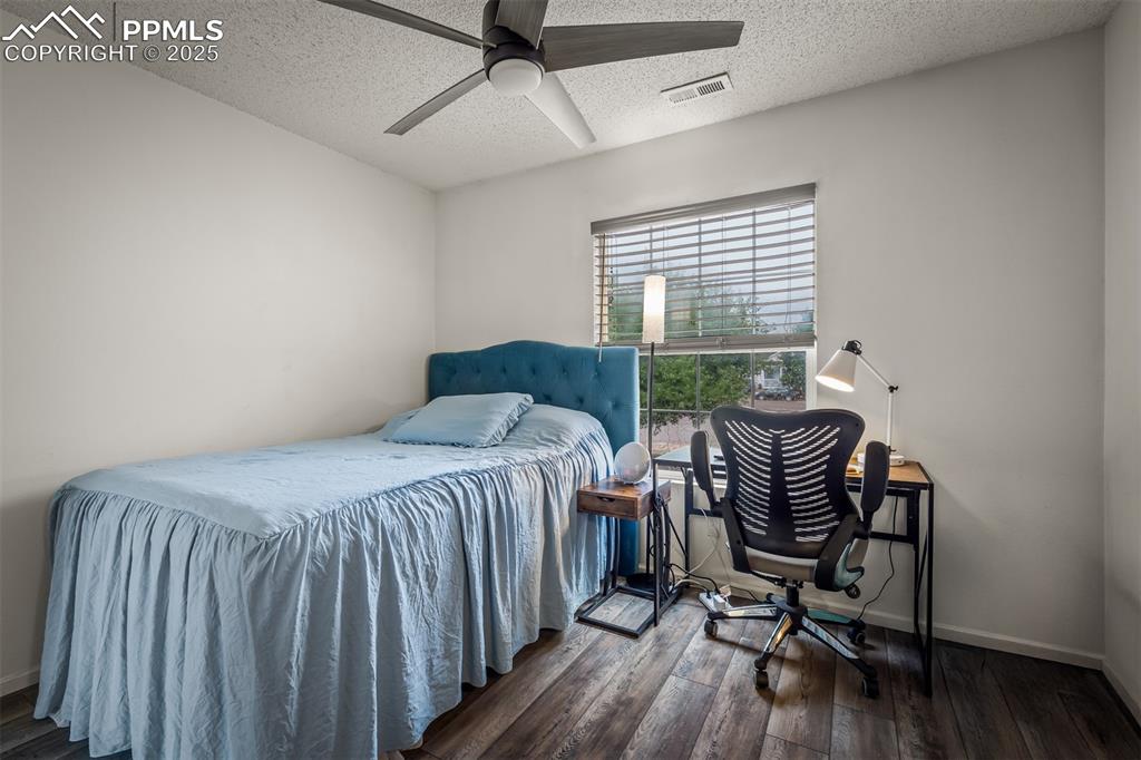 Image 19 of 35: Bedroom