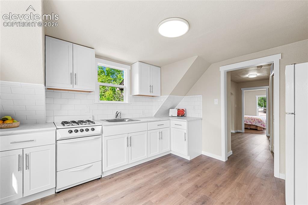 Image 10 of 32: Kitchen