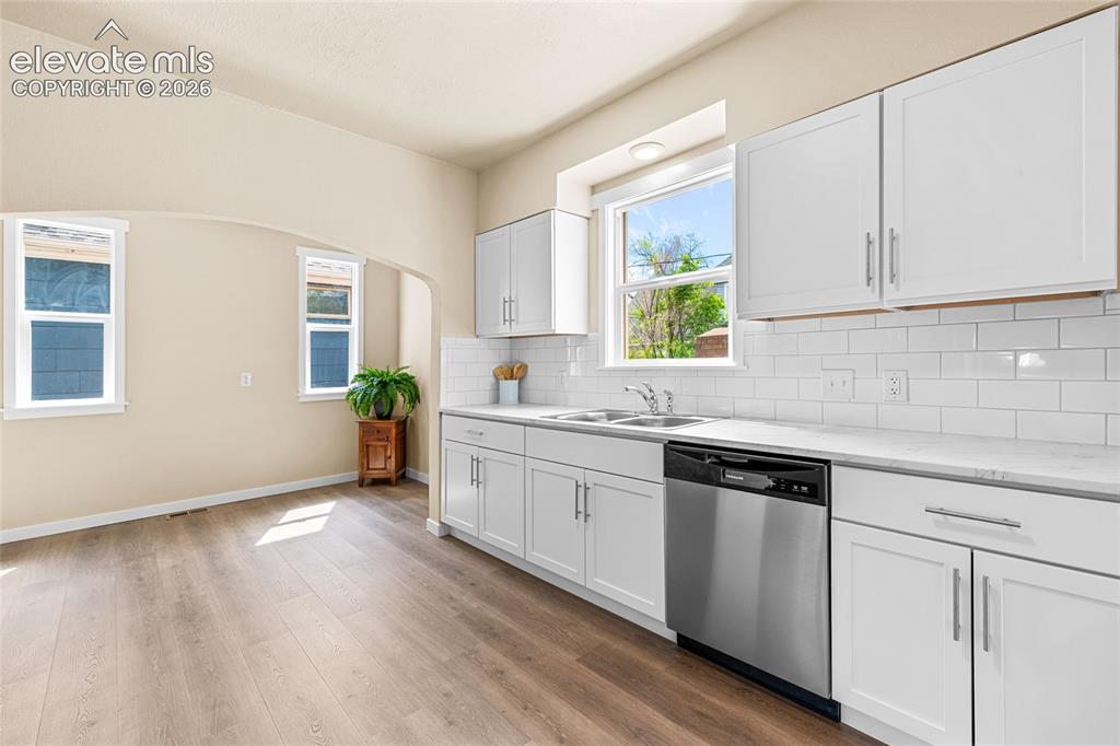 Image 12 of 32: Kitchen