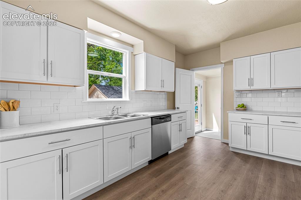 Image 13 of 32: Kitchen