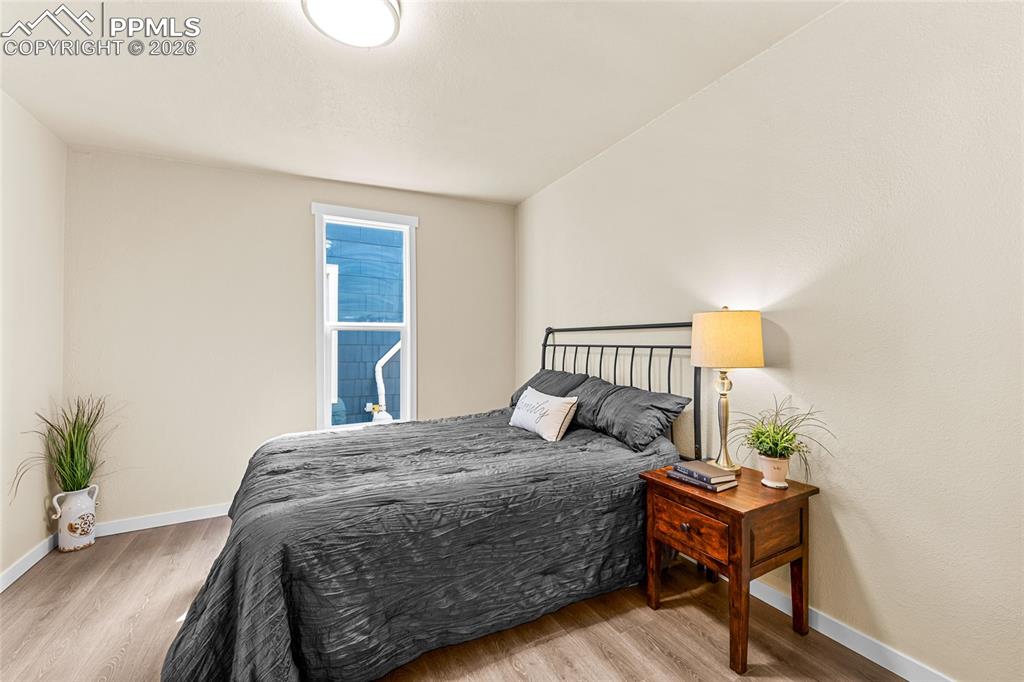 Image 15 of 32: Bedroom