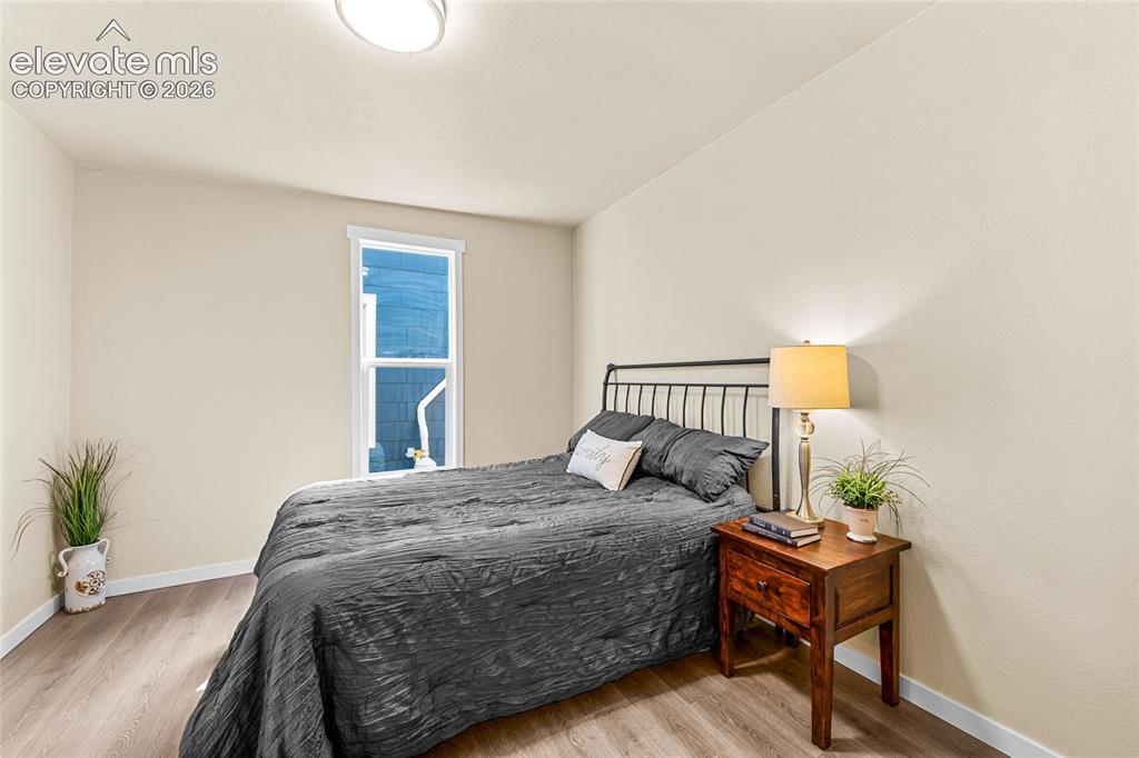 Image 19 of 32: Bedroom