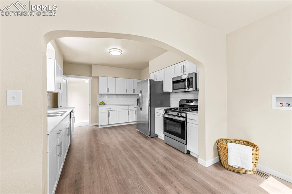 Image 4 of 32: Kitchen