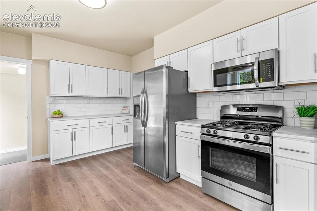 Image 5 of 32: Kitchen