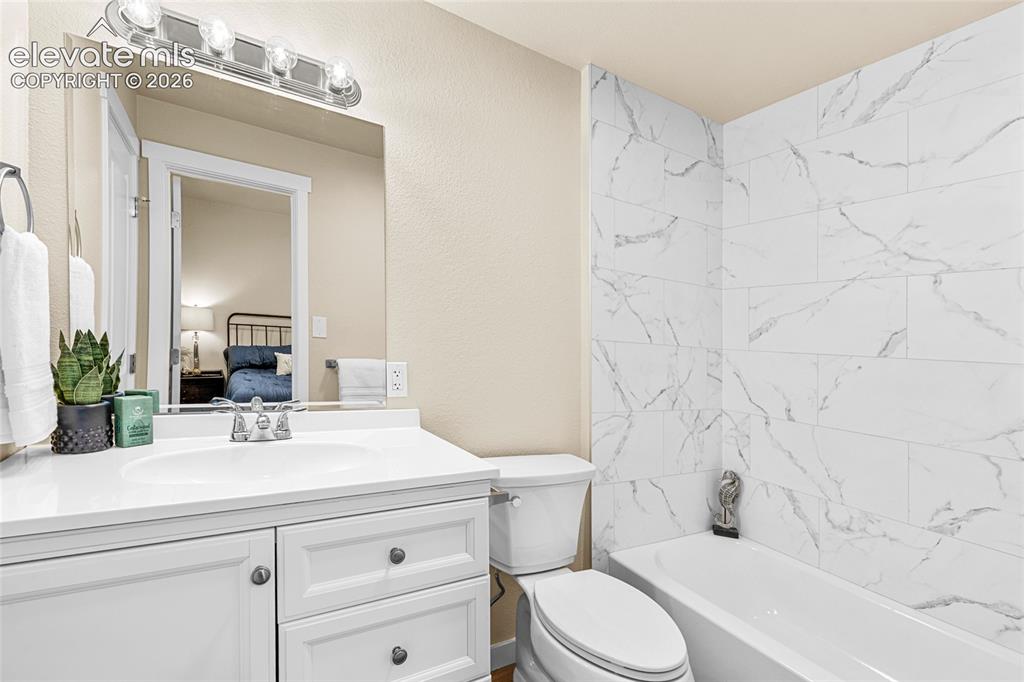 Image 7 of 32: Bathroom