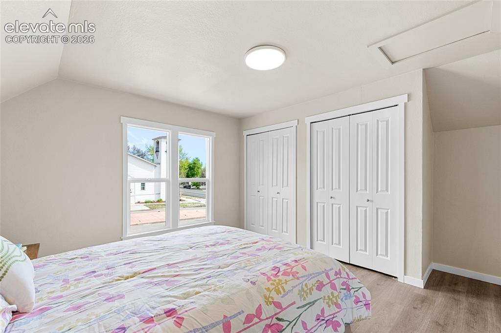 Image 8 of 32: Bedroom