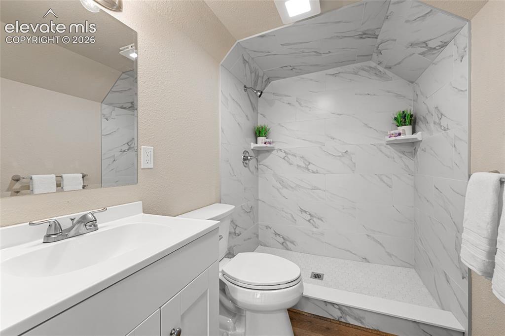 Image 9 of 32: Bathroom