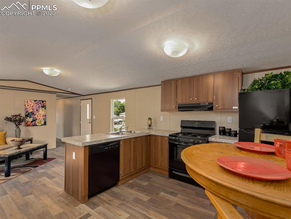 Listing 5848878, Image 6 of 37