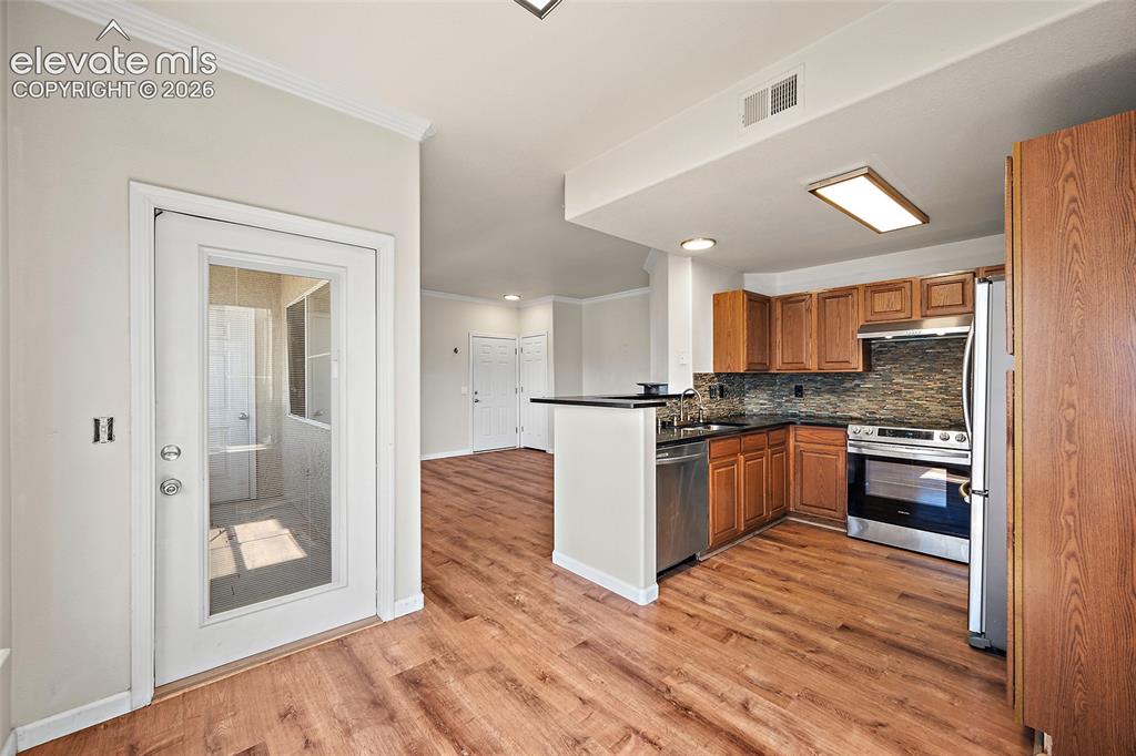 Image 4 of 21: Kitchen