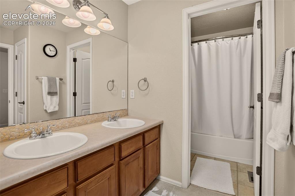 Image 23 of 29: Bathroom