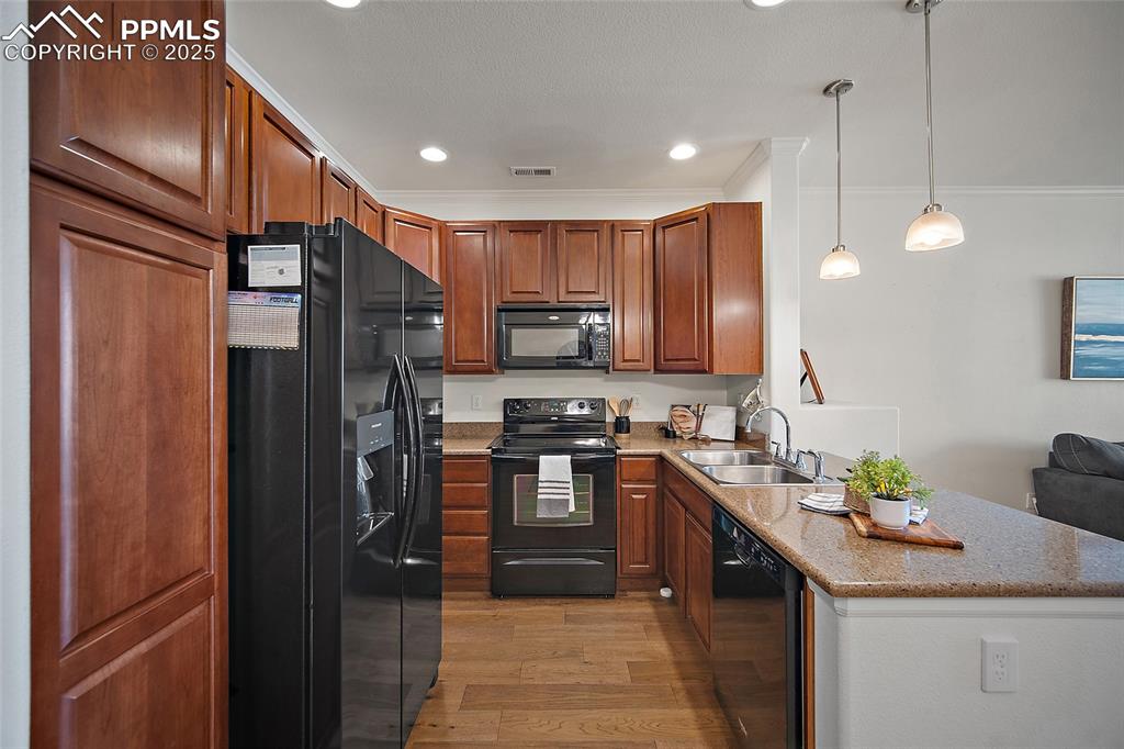 Image 10 of 37: Kitchen