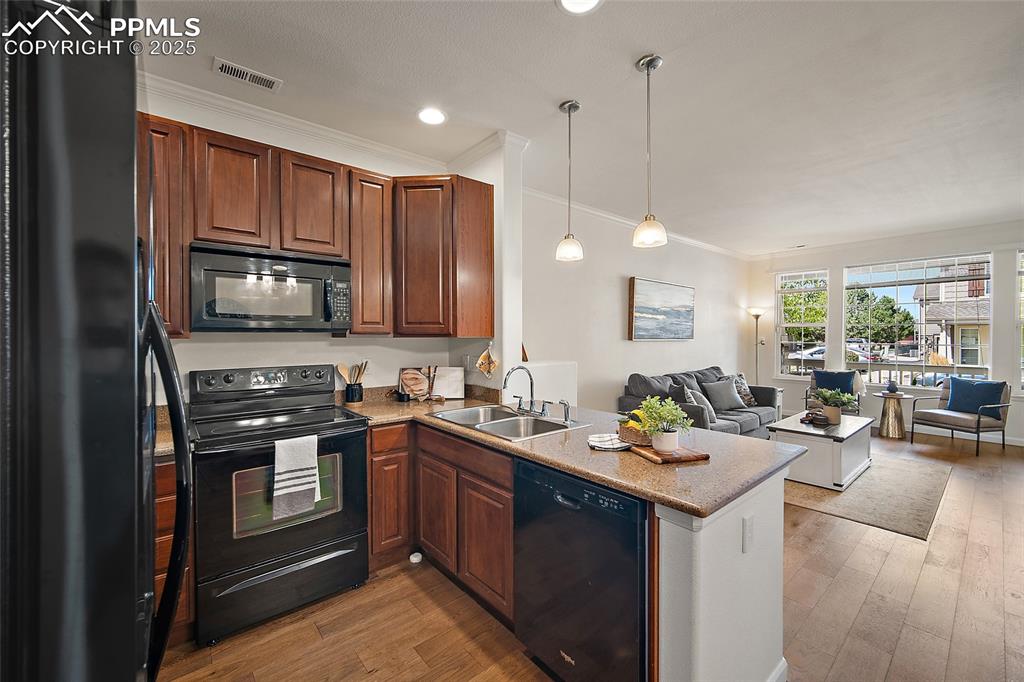 Image 11 of 37: Kitchen