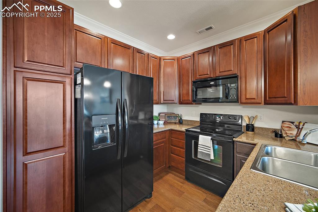 Image 13 of 37: Kitchen