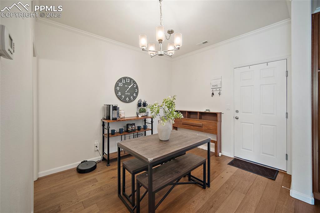 Image 14 of 37: Dining Area