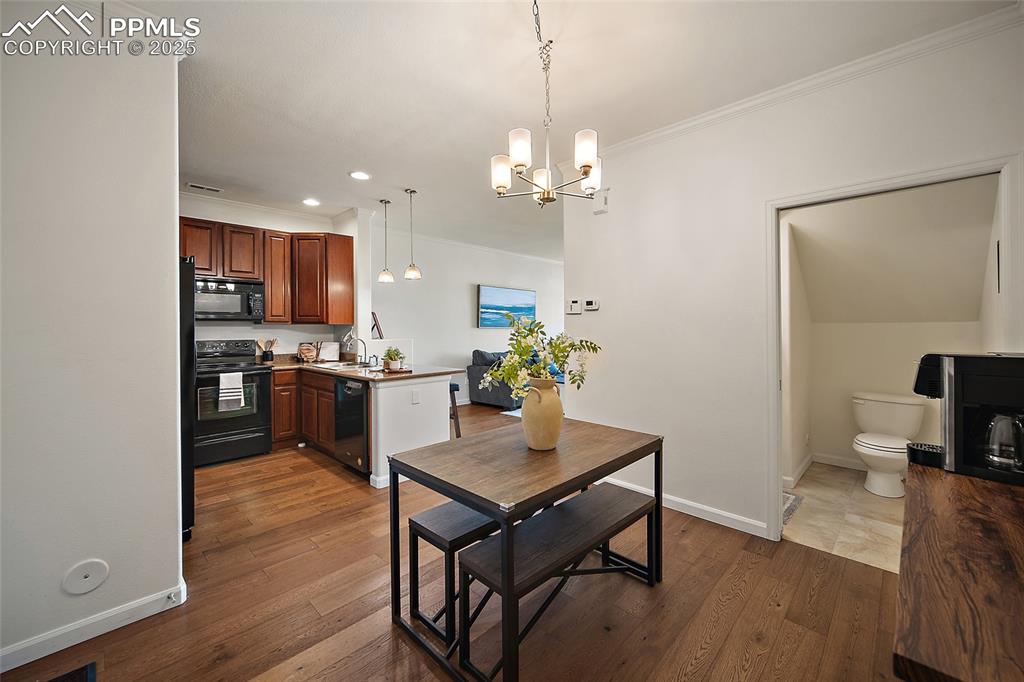 Image 15 of 37: Kitchen