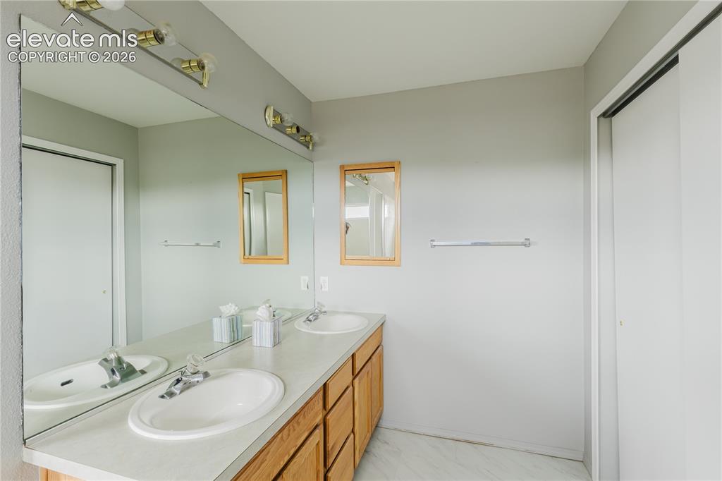 Image 17 of 39: Primary Bathtoom
