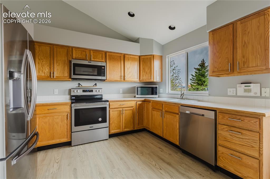 Image 9 of 39: Kitchen