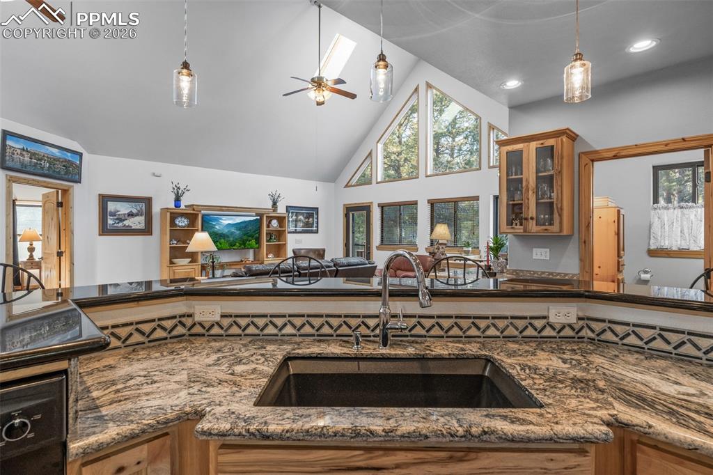 Image 13 of 50: Kitchen