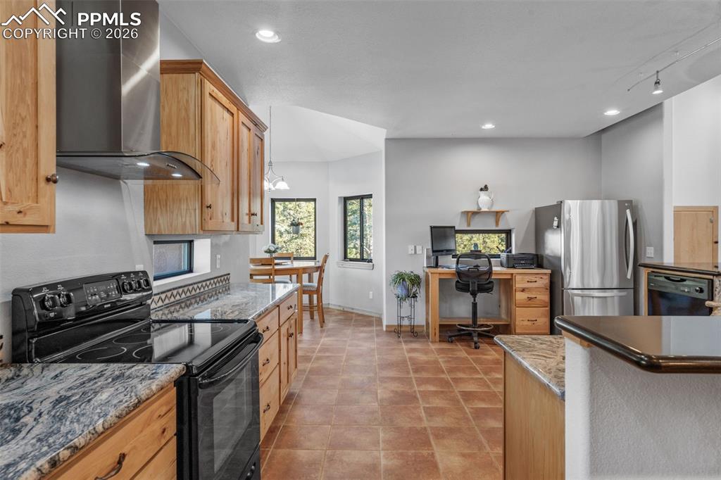 Image 18 of 50: Kitchen