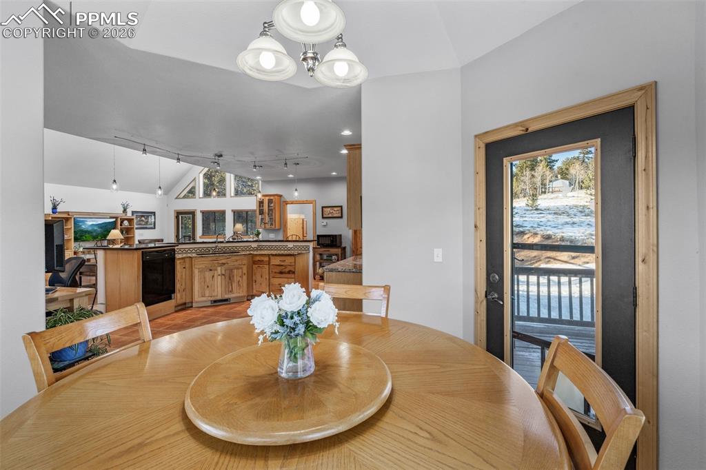 Image 21 of 50: Dining Area