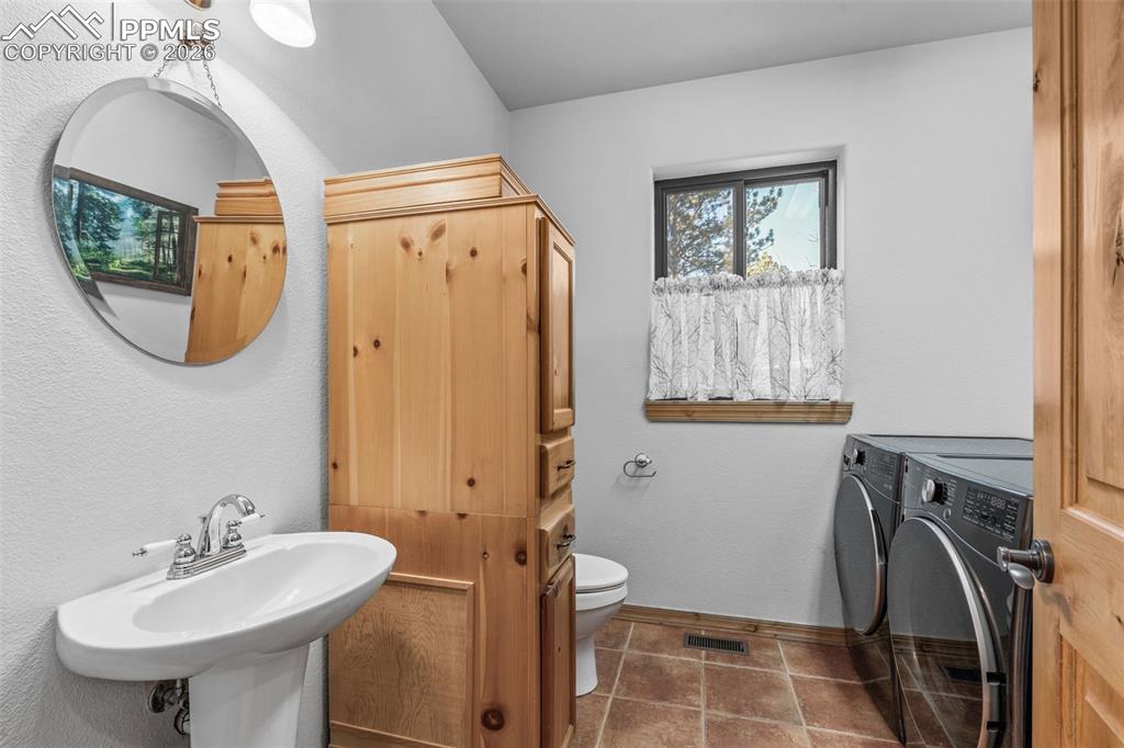 Image 34 of 50: Bathroom