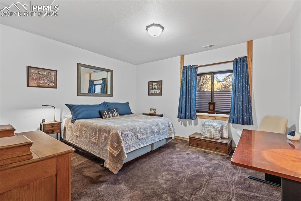 Image 35 of 50: Bedroom