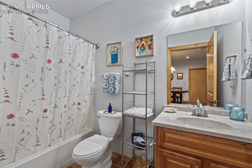 Image 39 of 50: Bathroom