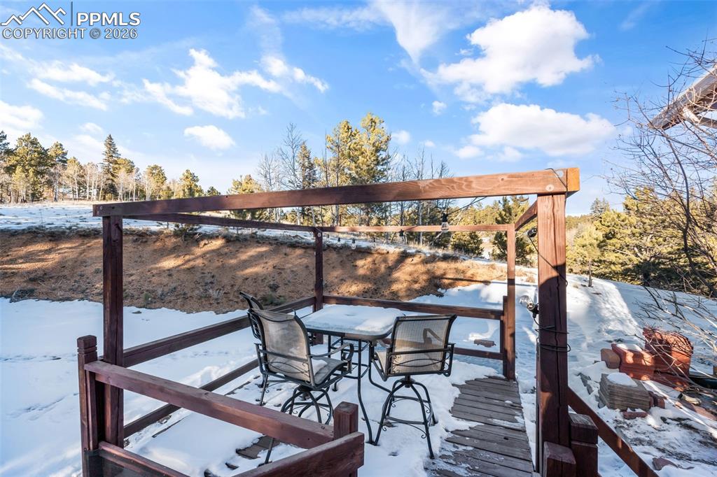 Image 43 of 50: Deck