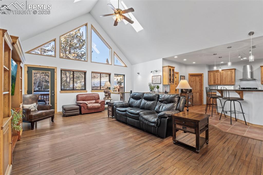 Image 6 of 50: Living Room