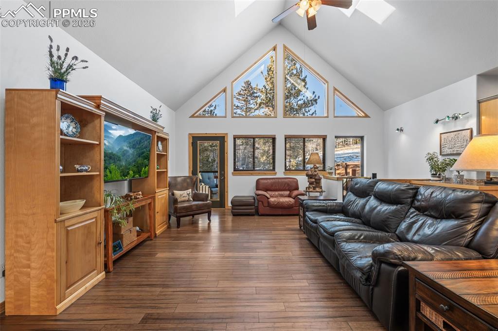 Image 7 of 50: Living Room