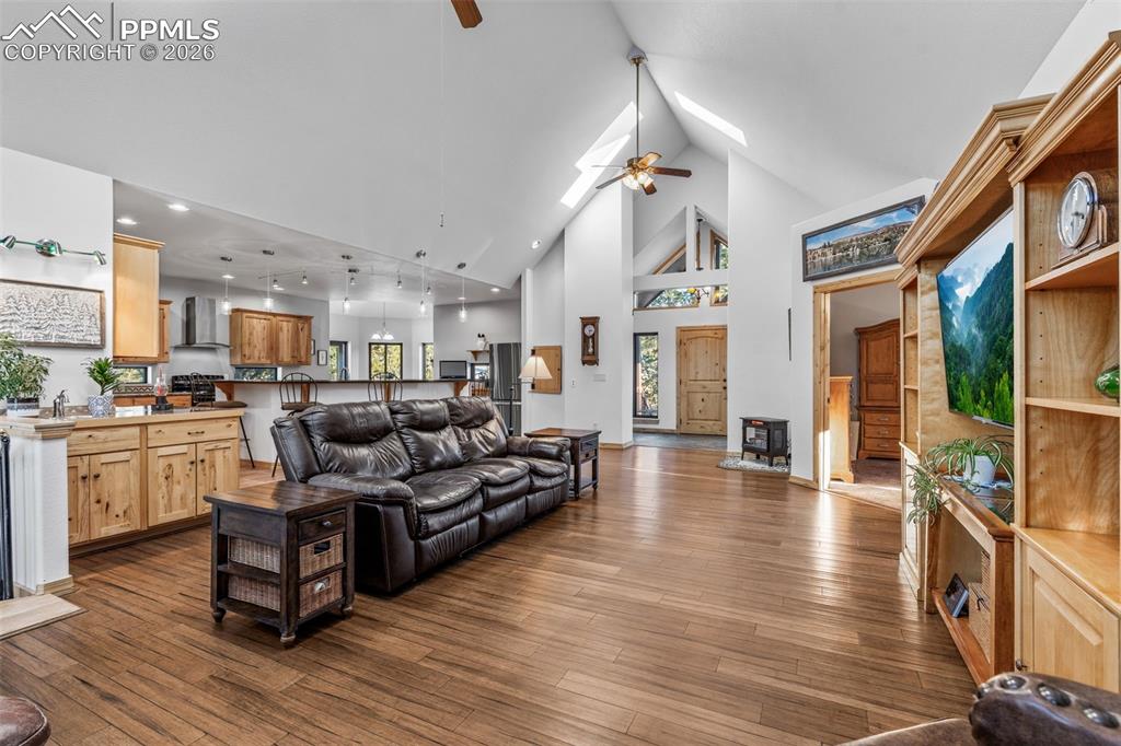 Image 9 of 50: Living Room