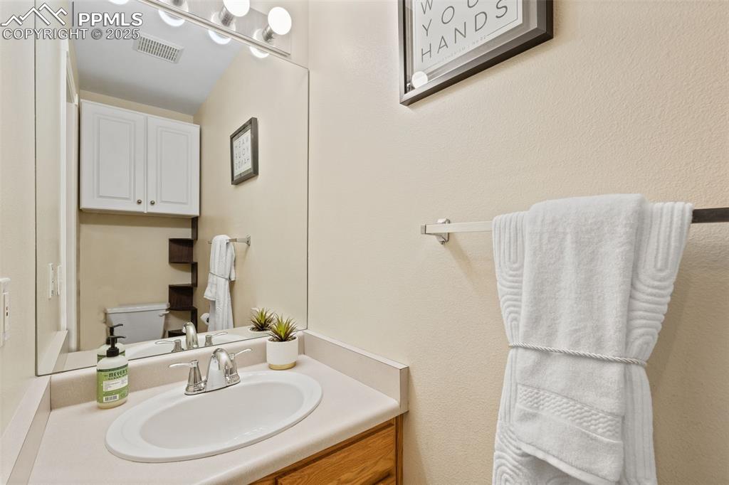 Image 21 of 42: Bathroom