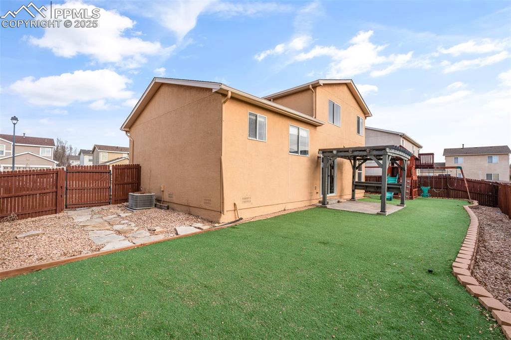 Image 34 of 42: Yard