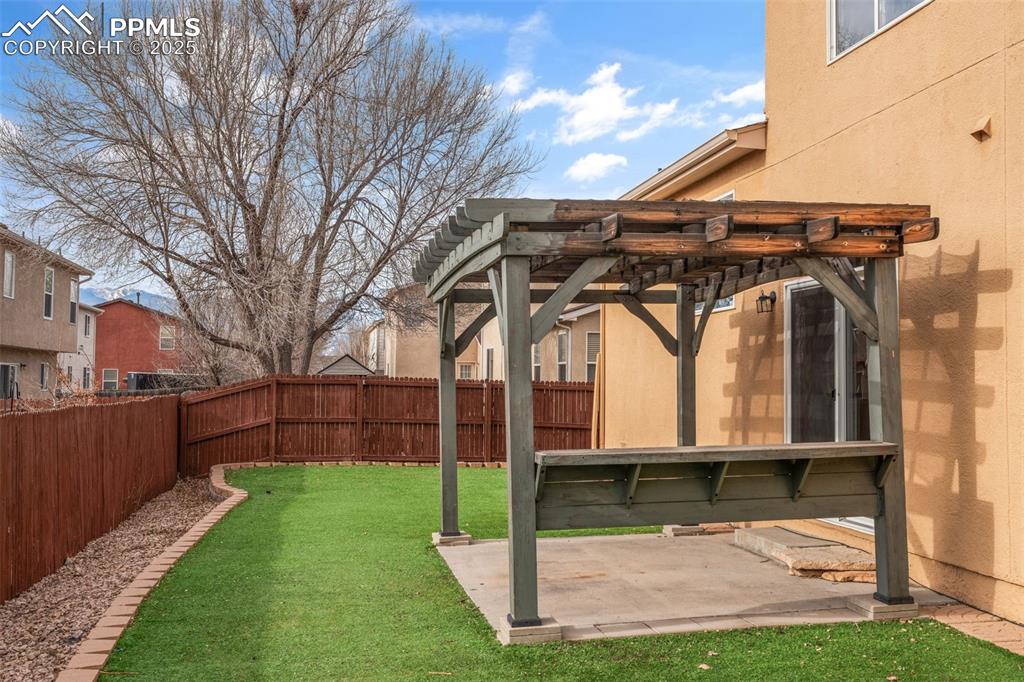 Image 37 of 42: Yard