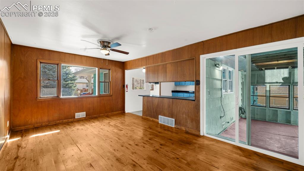 Image 23 of 38: Living Room