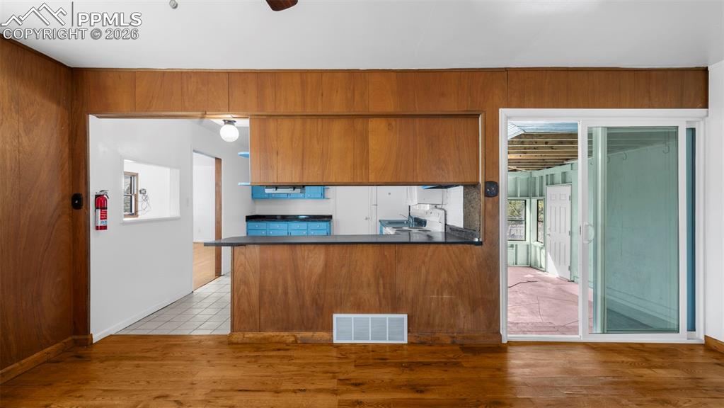 Image 27 of 38: Kitchen