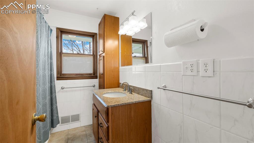 Image 31 of 38: Bathroom