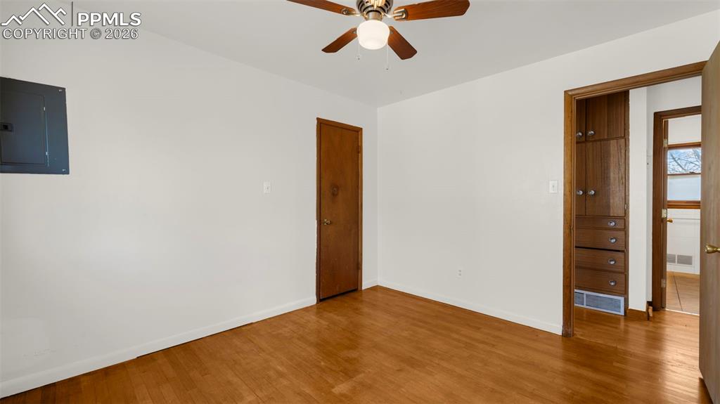 Image 34 of 38: Bedroom