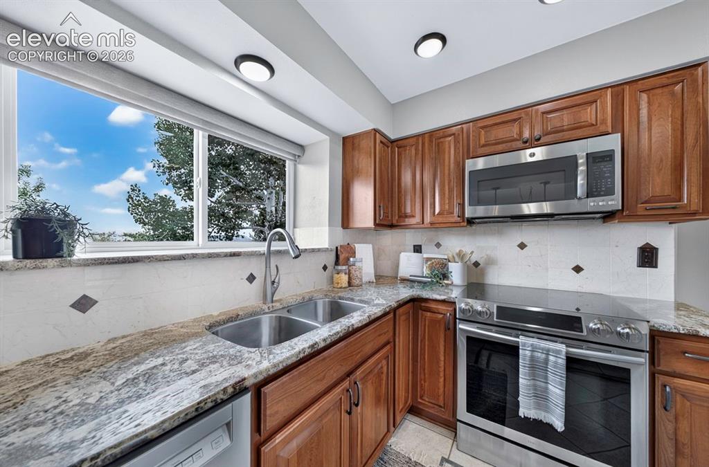 Image 10 of 50: Kitchen